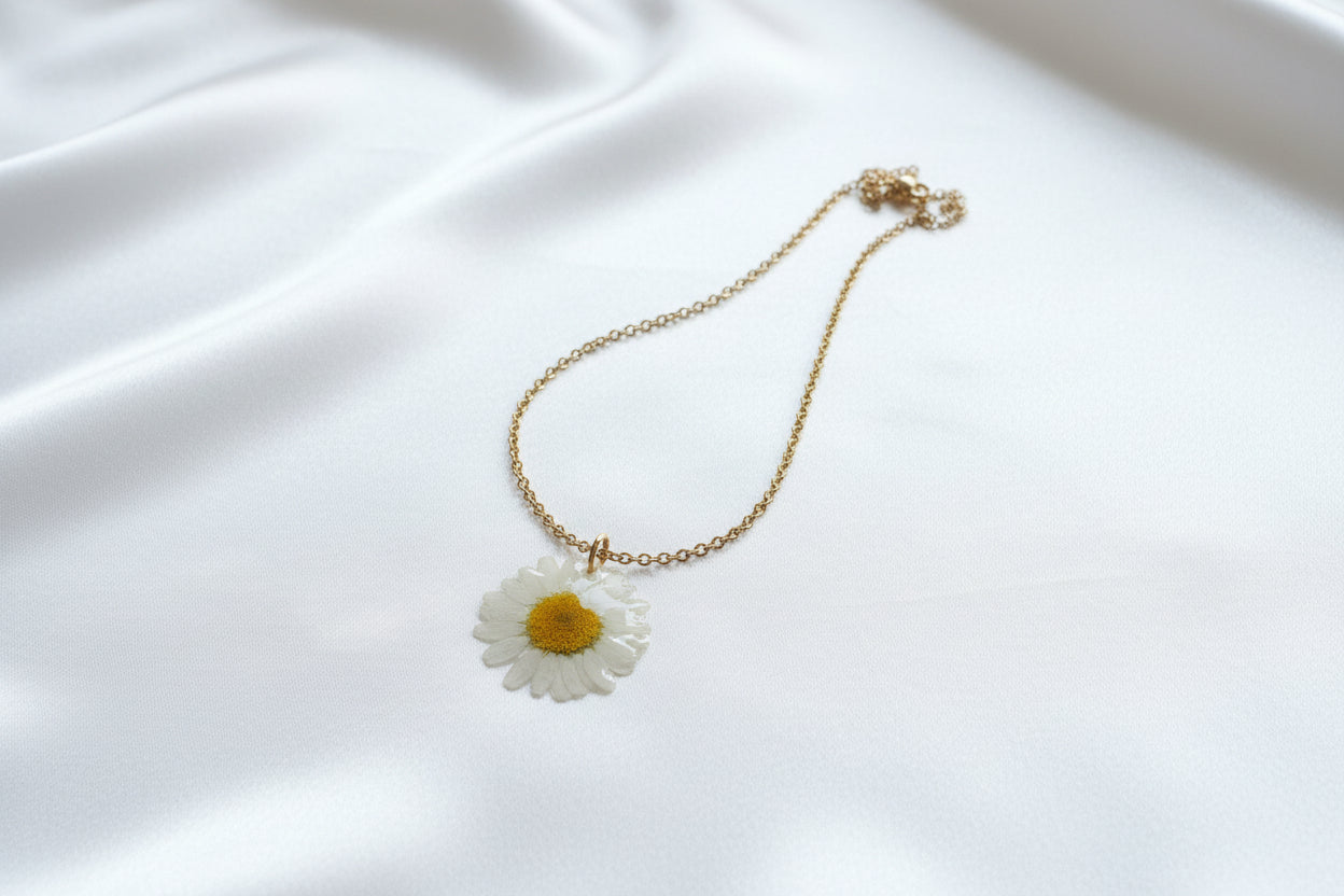 Collier or petite Marguerite blanche