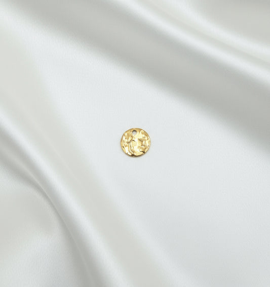 Charm sequin martelé doré