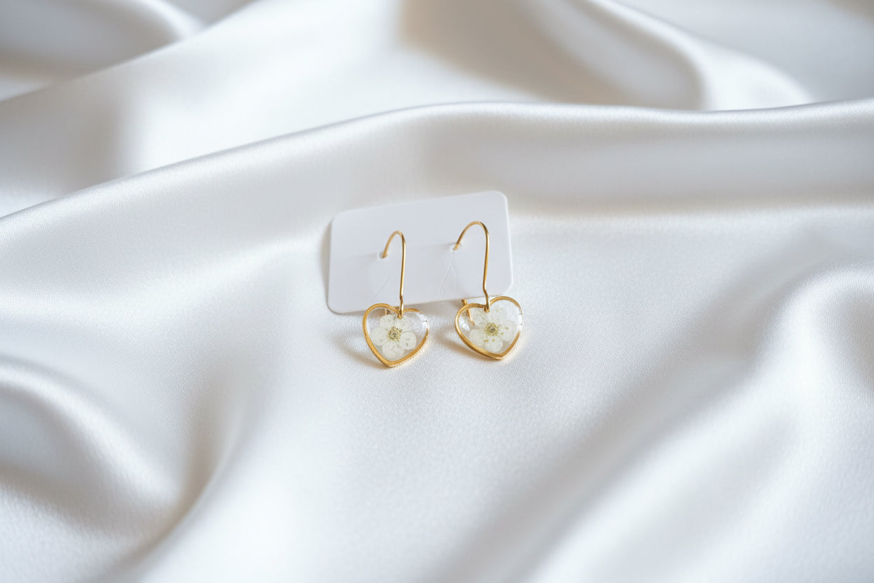 Boucles d'oreilles or coeur Myosotis fleur blanche