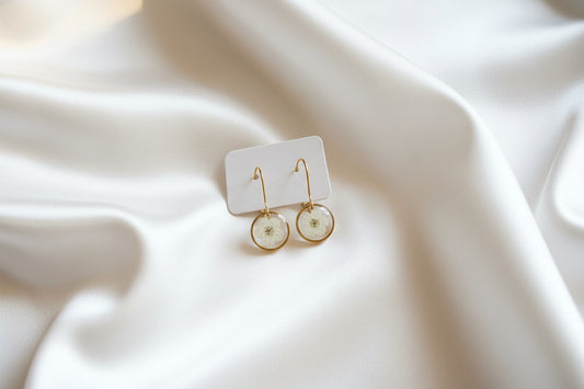 Boucles d'oreilles or Myosotis fleur blanche