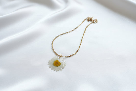 Collier or petite Marguerite blanche