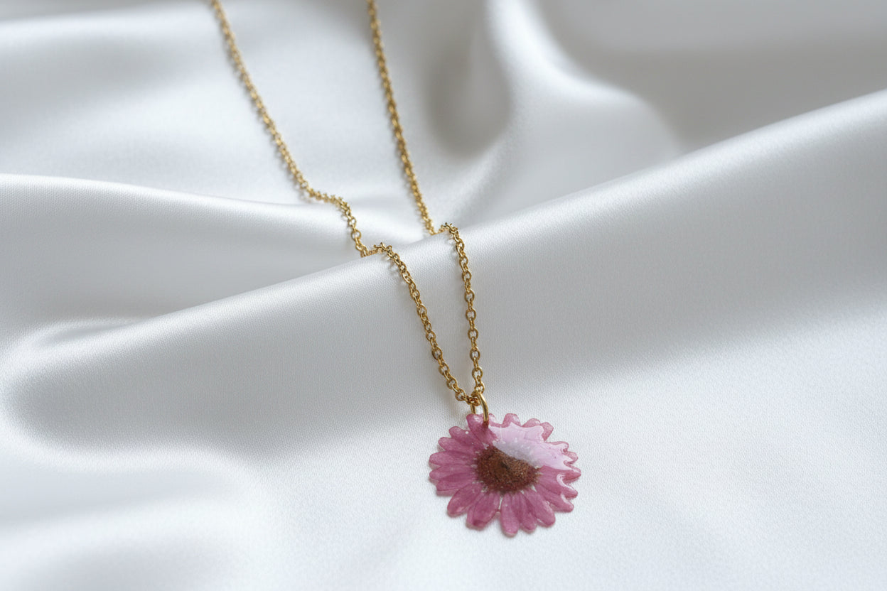 Collier or petite Marguerite parme