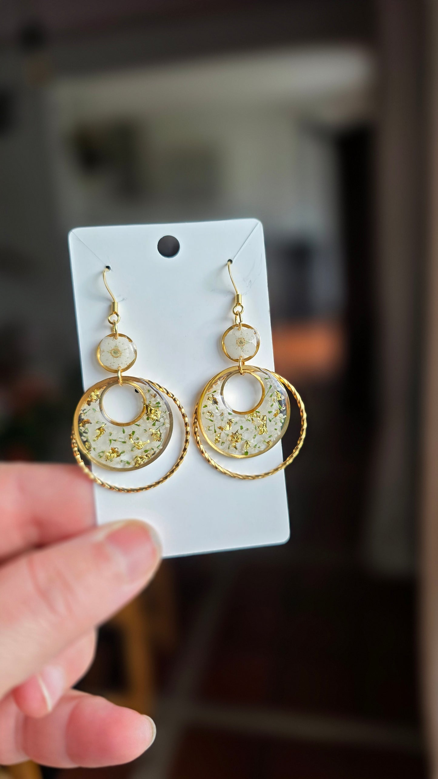Boucles d'oreille or pendantes fleurs naturelles