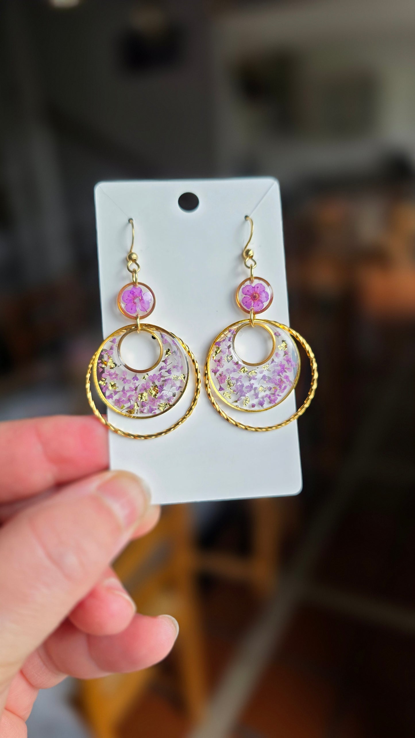 Boucles d'oreille or pendantes fleurs naturelles